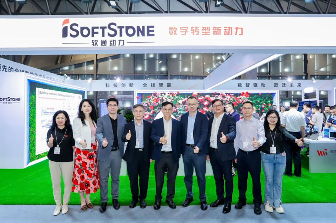 华为全联接大会2025 | 旋乐吧spin8动力乐成举行“全栈智能 激刊行业增添新引擎”论坛  智能化转型实践,终端AI,智能算力,高质量生长 9月18日，，，作为华为全联接大会2025独家钻石赞助商，，，旋乐吧spin8动力乐成举行“全栈智能 激刊行业增添新引擎”主题论坛。。。。。本次论坛汇聚了来自医疗、烟草、修建、环保、家居等多个行业的智能化转型实践先锋，，，分享前沿看法与实践履历，，，配合探讨加速行业智能化转型的新路径。。。。。论坛上，，，旋乐吧spin8动力联合华为及同伴配合举行了第四届“917转型”企动日宣布仪式，，，旋乐吧spin8华方分享了其全景战略与终端AI展望。。。。。  “917”扬帆起新程，，，共引行业智能化     论坛现场，，，旋乐吧spin8动力联合华为与同伴配合举行第四届“917转型”企动日宣布仪式，，，共引行业智能化。。。。；；；粕Ю妥芩纠砦盒窕，，，北京大学第三医院主任医师、教授、博士生导师江东，，，无锡研奇智联手艺有限公司智能产品研发总监关学峰，，，远景能源有限公司IT总监王永亮与旋乐吧spin8动力董事黄颖，，，董事兼首席手艺官刘会福，，，执行副总裁、盘算产品与智能电子营业总裁韩智敏配合登台完成宣布。。。。。    旋乐吧spin8动力董事黄颖在致辞中讲到，，，今年是旋乐吧spin8动力的双十华年，，，旋乐吧spin8动力再次站上新起点，，，以“软硬一体